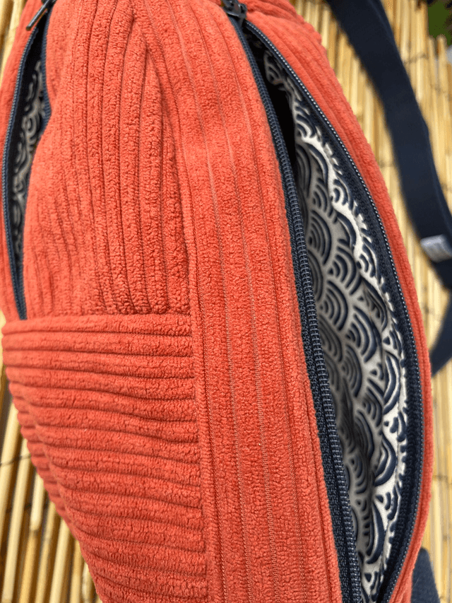 Sac banane original : design unique asymétrique. Velours côtes larges