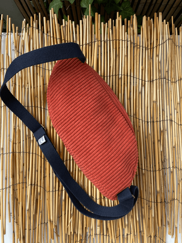 Sac banane original : design unique asymétrique. Velours côtes larges