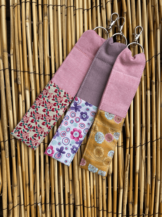 Porte clé lanière/dragonne en tissu de coton imprimé et uni avec anneau et mousqueton.