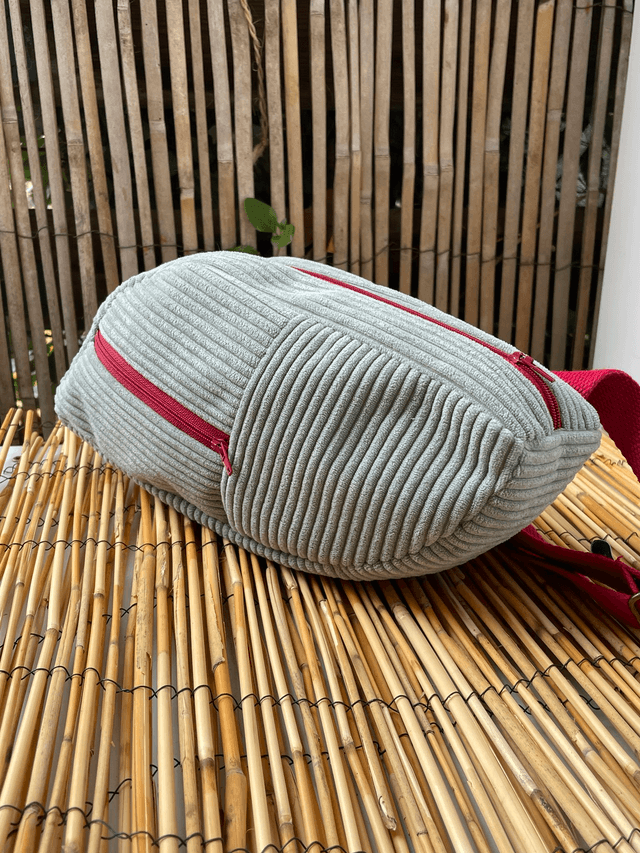 Sac banane original : design unique asymétrique. Velours côtes larges