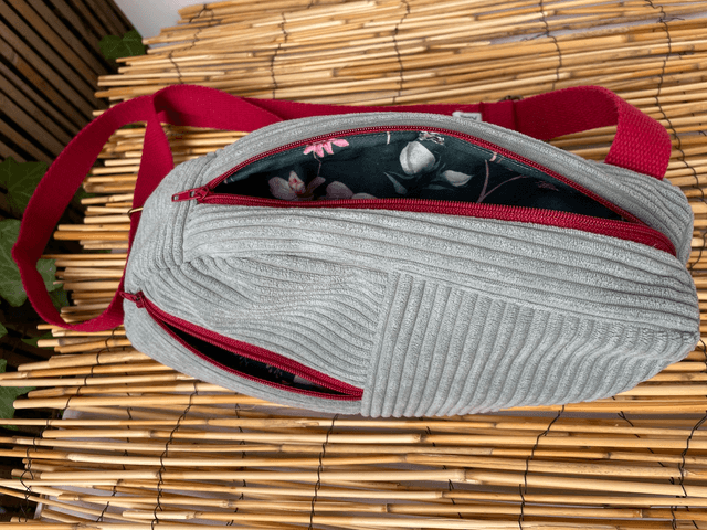 Sac banane original : design unique asymétrique. Velours côtes larges