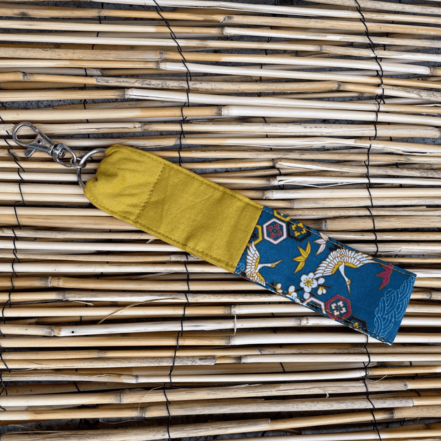 Porte clé lanière/dragonne en tissu de coton imprimé et uni avec anneau et mousqueton.