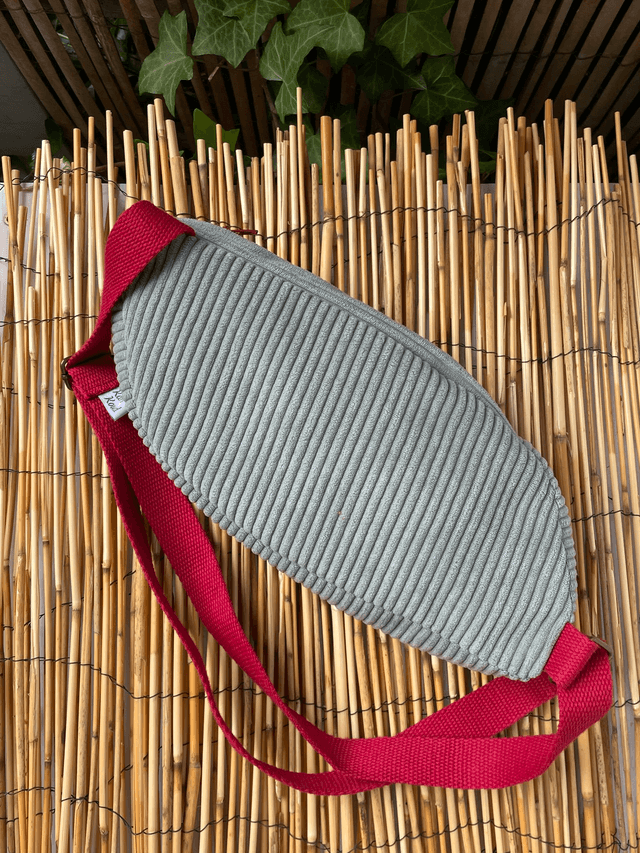 Sac banane original : design unique asymétrique. Velours côtes larges