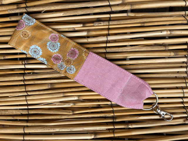 Porte clé lanière/dragonne en tissu de coton imprimé et uni avec anneau et mousqueton.