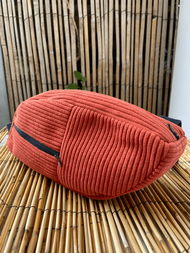 Sac banane original : design unique asymétrique. Velours côtes larges