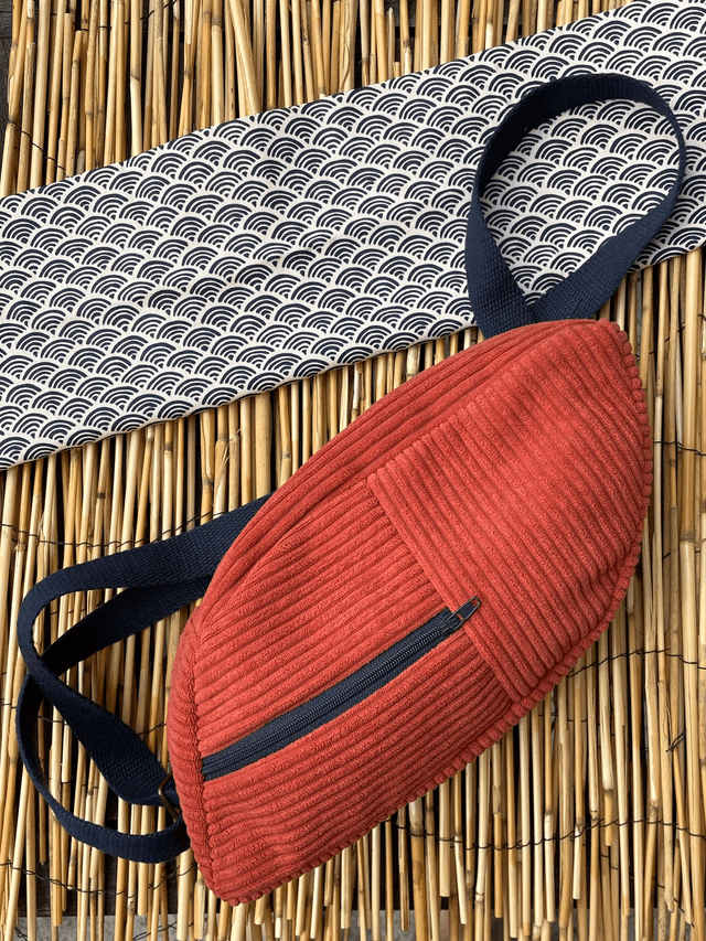 Sac banane original : design unique asymétrique. Velours côtes larges